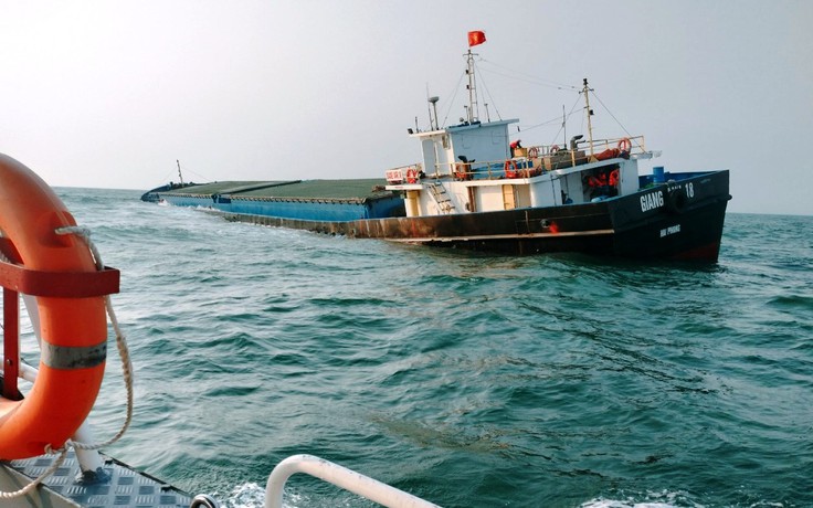 Tàu hàng chở gần 3.000 tấn xi măng gặp nạn trên vùng biển Cù Lao Chàm
