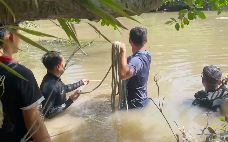 Ra mé sông rửa chân, bé trai đuối nước thương tâm