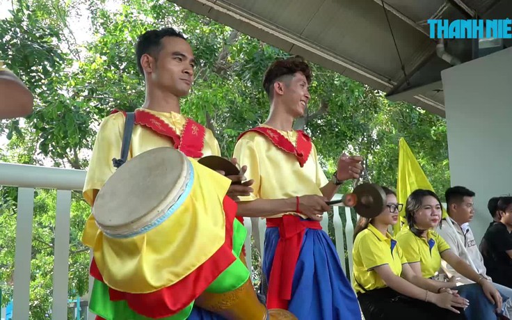 Sinh viên miền Tây mang dàn trống Chhay-dăm đi cổ vũ bóng đá