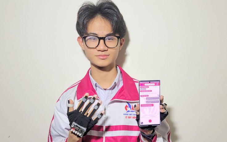 Găng tay chuyển ngữ cho người câm điếc dự hội thi khoa học kỹ thuật quốc tế