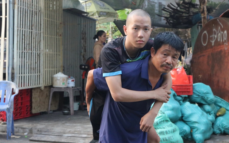 Người thợ mộc hơn 500 ngày chăm con trai ung thư xương: 'Tôi lún nợ rồi'