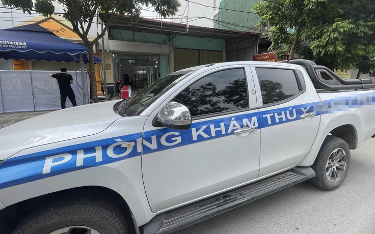 Dán decal xe ô tô màu trắng xanh na ná xe CSGT tạo cuộc tranh luận 'khủng'