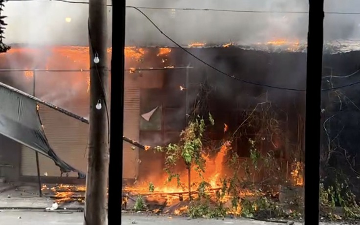 TP.HCM: Cháy nhà ở Tân Phú, hàng chục người hợp sức cứu ô tô