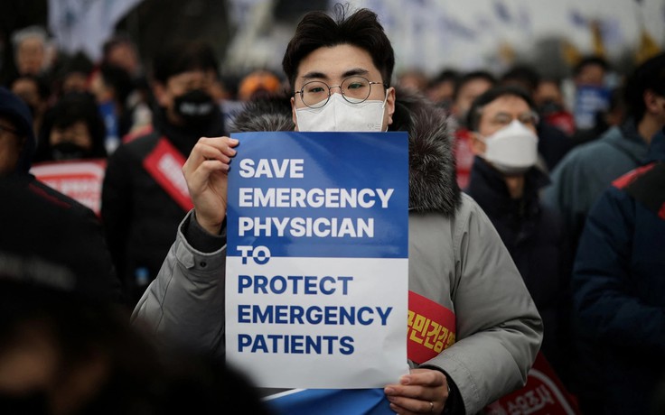 Bệnh viện quá tải do bác sĩ đình công, người Việt ở Hàn Quốc chọn trở về điều trị