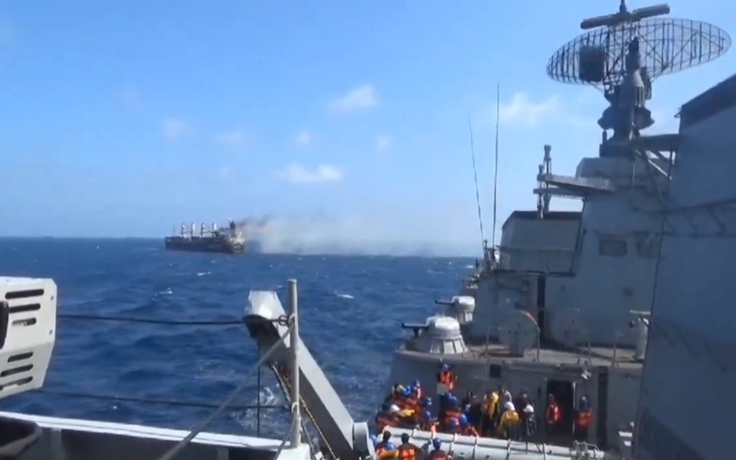 Houthi bắn cháy tàu dầu trên biển Đỏ, 3 người thiệt mạng