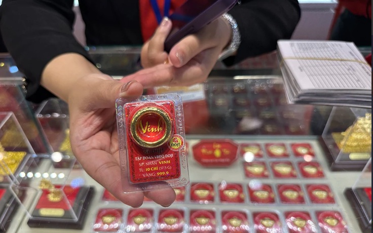 ADB nói gì về tình trạng giá vàng Việt Nam tăng 'điên cuồng'?
