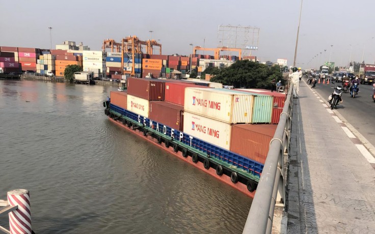 Cứu hộ thành công tàu container mắc kẹt dưới gầm cầu Đồng Nai