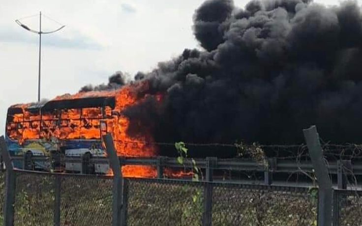 Xe khách cháy dữ dội trên cao tốc TP.HCM - Trung Lương giữa nắng gắt