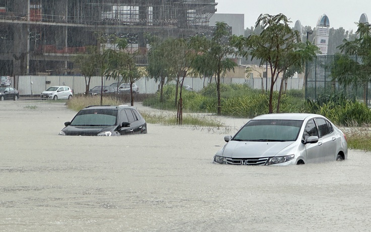 Dubai chìm trong biển nước