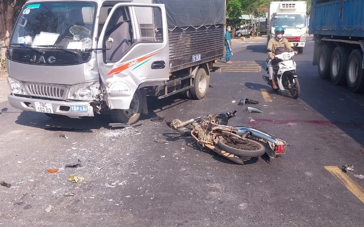 Phú Yên: Xe máy va chạm với xe tải tập lái, 1 người tử vong