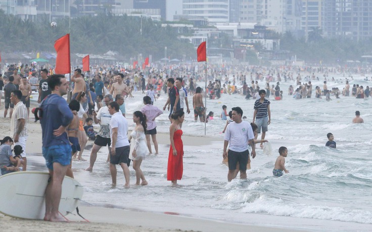 Người dân Đà Nẵng đổ ra biển giải nhiệt, khách tây hào hứng lướt ván