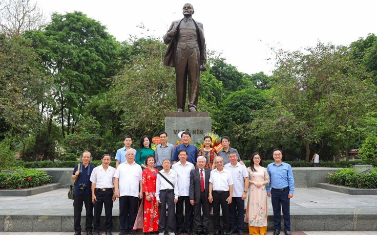 Hội Hữu nghị Việt Nam - Liên bang Nga dâng hoa tưởng niệm Lênin