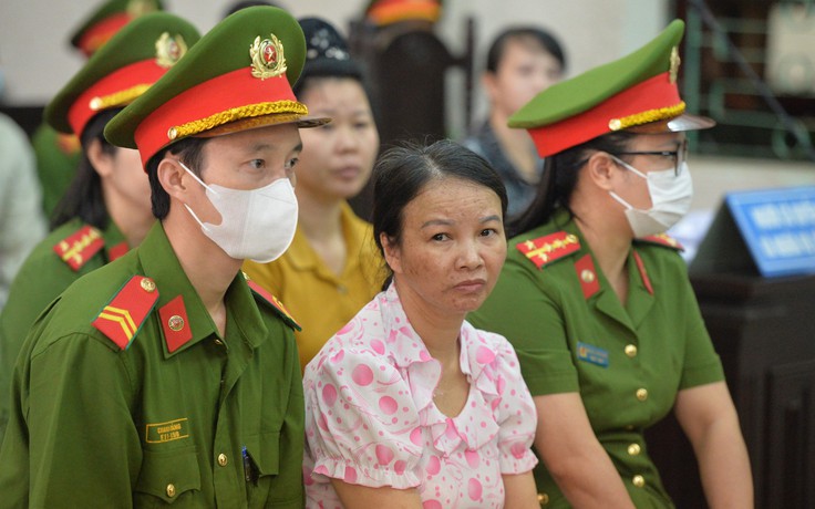 Y án 20 năm tù, mẹ 'nữ sinh giao gà' khóc nấc: 'Tôi bị oan'