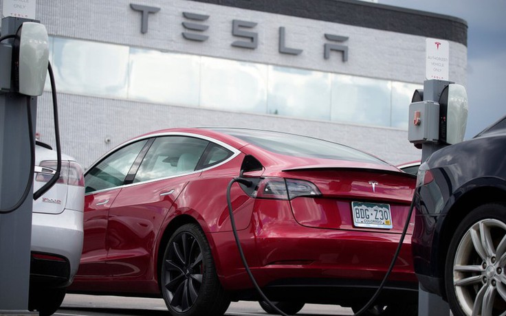 Ô tô Trung Quốc khiến Tesla sa thải 14.000 nhân sự, giảm giá cực mạnh