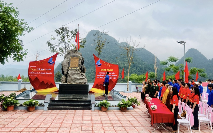 Hành trình 'Tôi yêu Tổ quốc tôi': Thiêng liêng lễ chào cờ tại đèo Lũng Lô