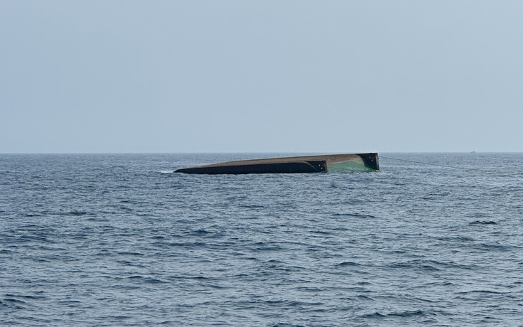 Tàu kéo sà lan bị chìm trên biển, phát hiện 3 thi thể