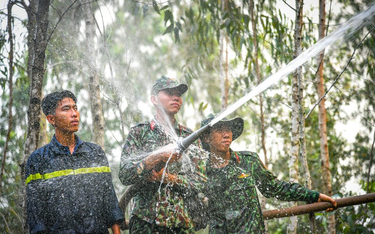 Kiên Giang: Huy động gần 550 người chữa cháy rừng tràm