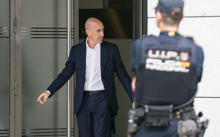 Cựu Chủ tịch Liên đoàn Bóng đá Tây Ban Nha bị bắt ngay tại sân bay