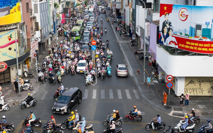 Nhiều người thản nhiên chạy ngược chiều ngay trung tâm TP.HCM: CSGT sẽ ghi hình 'phạt nguội'