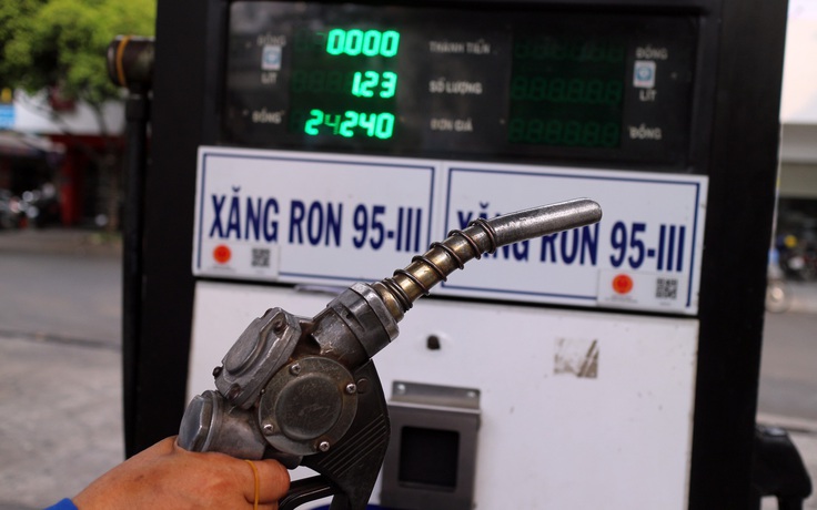 Giá xăng dầu hôm nay 30.4.2024: Mất hơn 1 USD sau một đêm