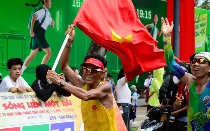 'Tinh thần thép' Nguyễn Văn Long chạy bộ 1.800 km từ Hà Nội đến TP.HCM đúng ngày 30.4