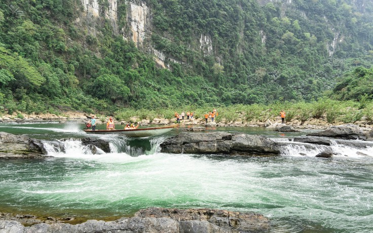 Đua thuyền cưỡi thác cùng 'cao thủ' trên dãy Trường Sơn