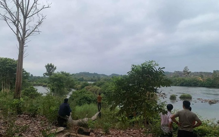 Tìm kiếm một người bị nước cuốn mất tích khi câu cá ở sông Pô Cô