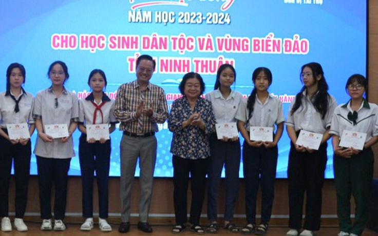 Trao 75 suất học bổng Vừ A Dính cho học sinh Ninh Thuận