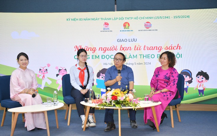 Nhà thơ Trần Đăng Khoa giao lưu với các đội viên nhận giải thưởng Kim Đồng