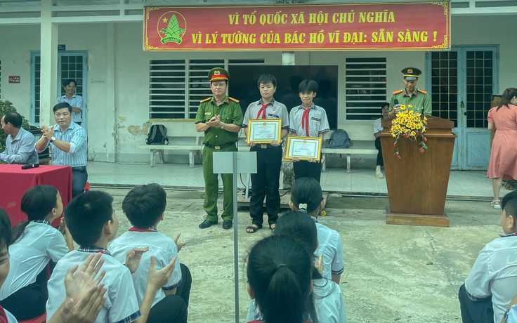Vĩnh Long: Khen thưởng 2 học sinh không tham của rơi