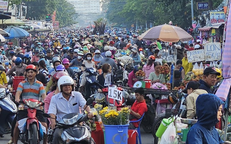 TP.HCM: Chợ tự phát ở P.Bình Hưng Hòa B khiến đường giao thông tắc nghẽn