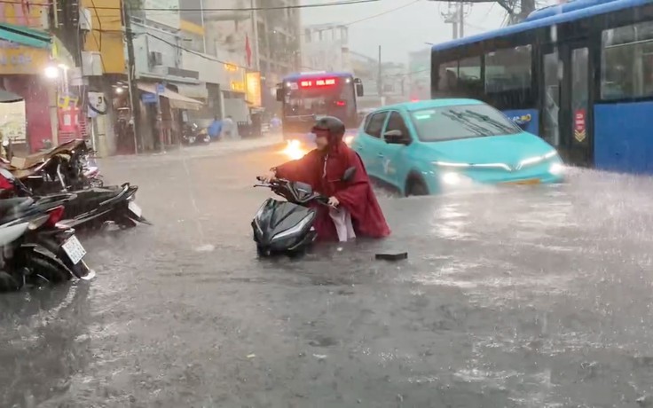 Đường Võ Văn Ngân mới làm đã ngập, lãnh đạo thành phố Thủ Đức nói gì?