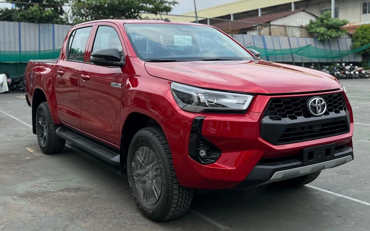 Giá hơn 700 triệu đồng, Toyota Hilux 2024 bản tiêu chuẩn số tự động có đáng mua?