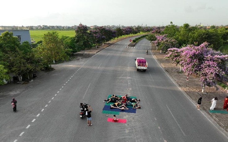 Thái Bình: Công an xác minh nhóm người tập yoga giữa đường