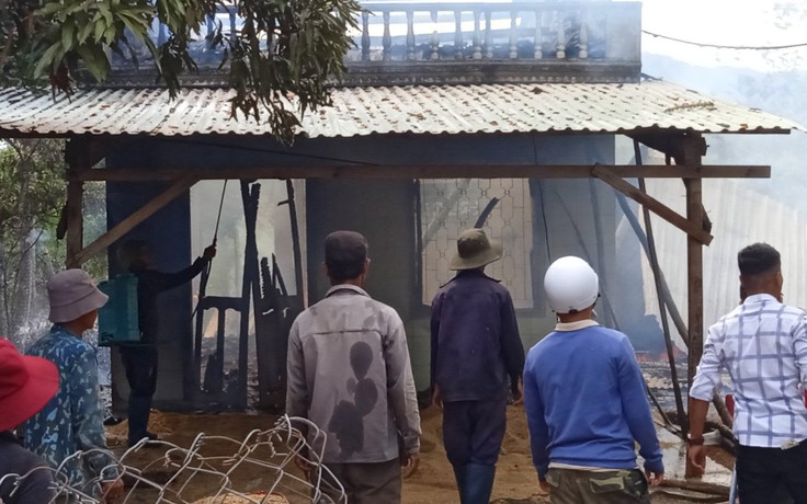 Phú Yên: Cháy rụi 2 căn nhà của 2 mẹ con