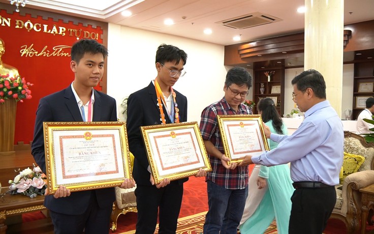 Hai học sinh Việt Nam đoạt giải nhì khoa học kỹ thuật quốc tế: Cảm giác đã lắm!
