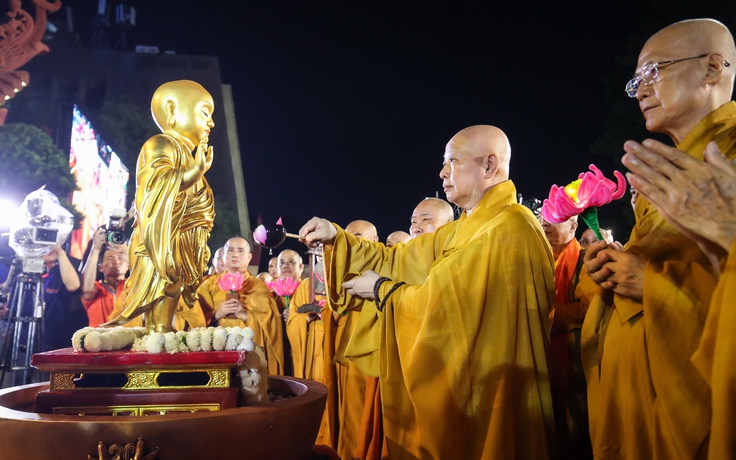Đại lễ Phật đản: Ý nghĩa của nghi lễ tắm Phật