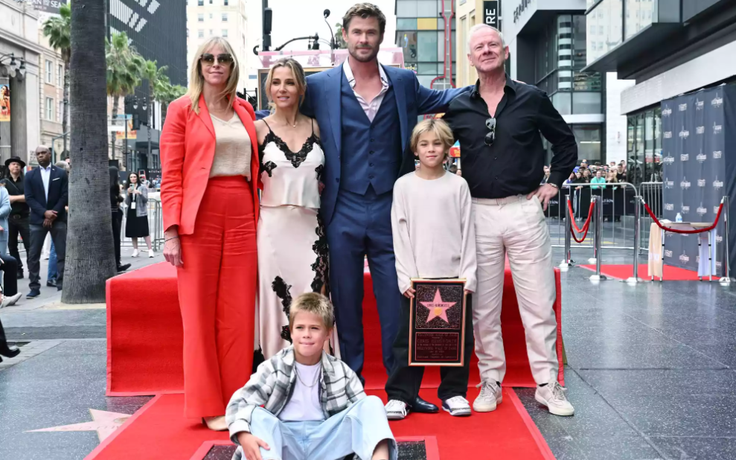 Tài tử Chris Hemsworth cùng vợ và 3 con đến nhận sao trên Đại lộ Danh vọng