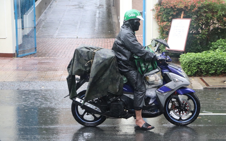 Vì sao tài xế xe ôm công nghệ sợ trời mưa?