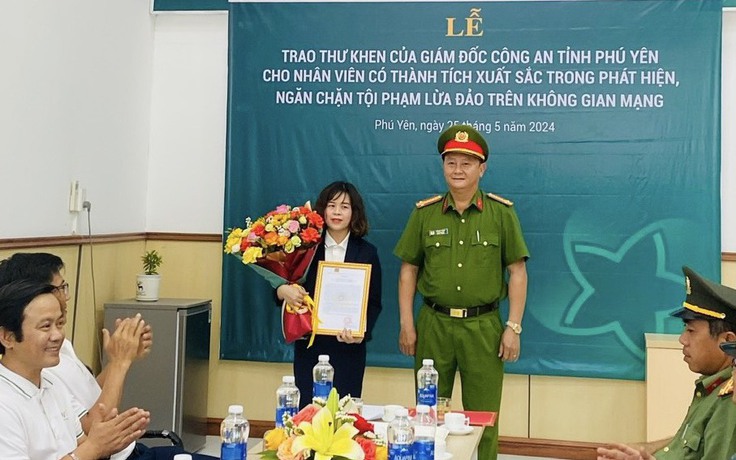 Khen thưởng nhân viên ngân hàng ngăn chặn vụ giả danh công an để lừa đảo