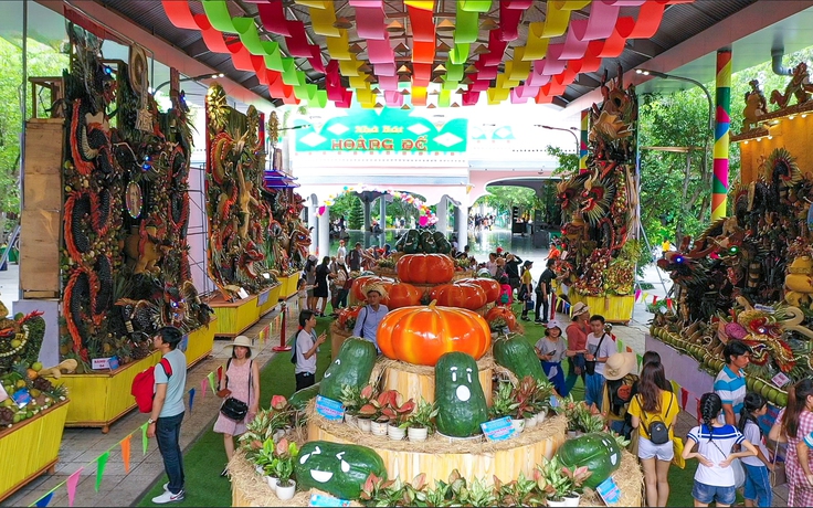 Ngắm trái cây khổng lồ 'độc lạ' tại Lễ hội trái cây Nam bộ ở TP.HCM