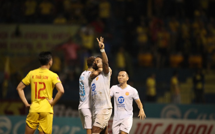 Rafaelson đi vào lịch sử V-League, CLB Nam Định lội ngược dòng thắng Thanh Hóa đầy cảm xúc