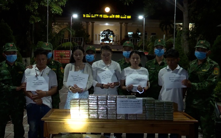 Bắt giữ 5 người Lào vận chuyển 100 bánh heroin qua biên giới