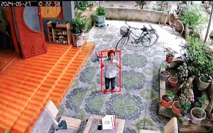 Clip 'triệu view' bé trai đứng trước camera khoe giấy khen: Chuyện xúc động phía sau