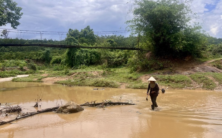 Kon Tum: Cầu treo hư hỏng, người dân phải lội suối đi làm