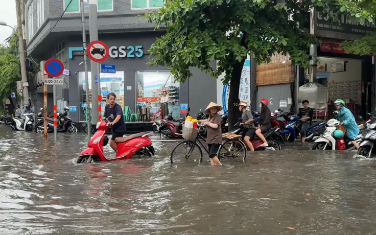 Người dân ‘phố nhà giàu’ Thảo Điền bì bõm lội nước sau cơn mưa chiều