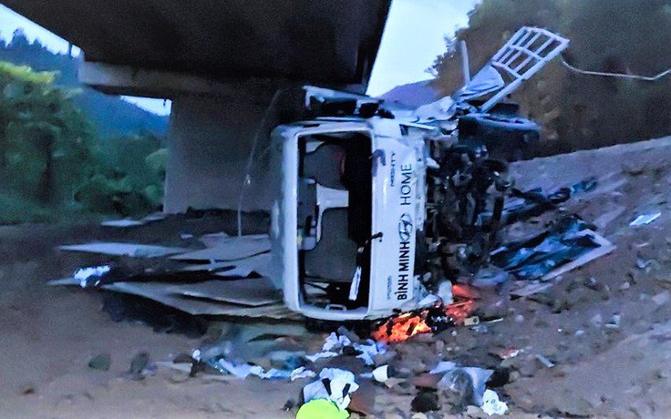 Hai xe tải đối đầu trên cao tốc La Sơn - Túy Loan, một chiếc rơi xuống cầu