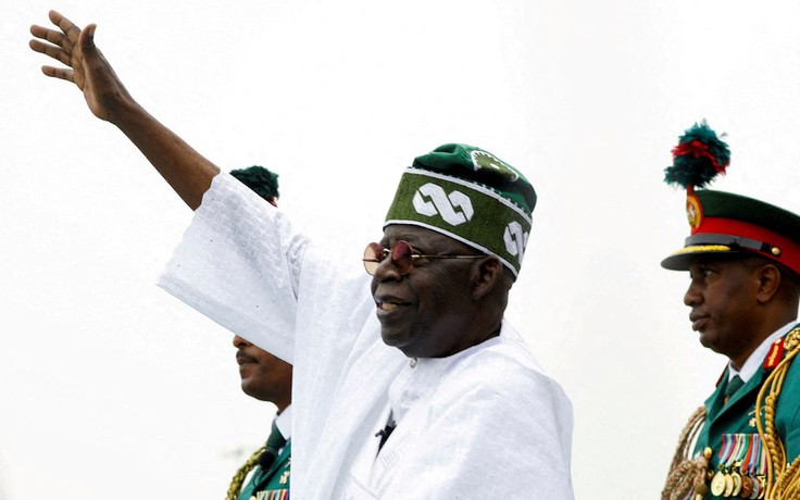 Tổng thống Nigeria bất ngờ đổi quốc ca, người dân phản ứng mạnh