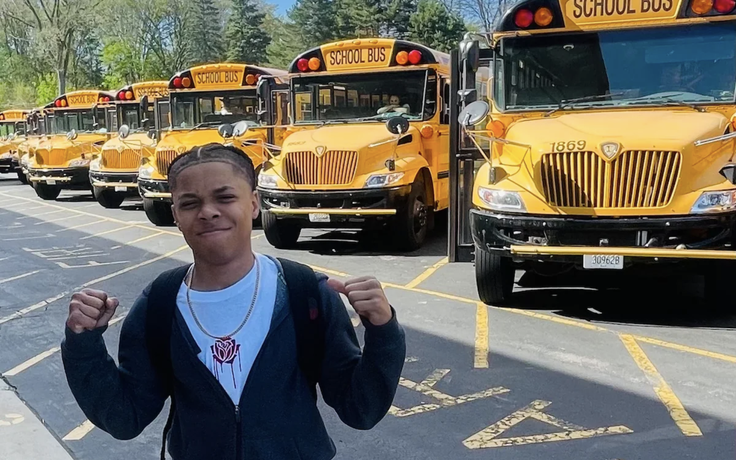Cậu bé lớp 8 dừng xe buýt chở học sinh sau khi tài xế bất tỉnh