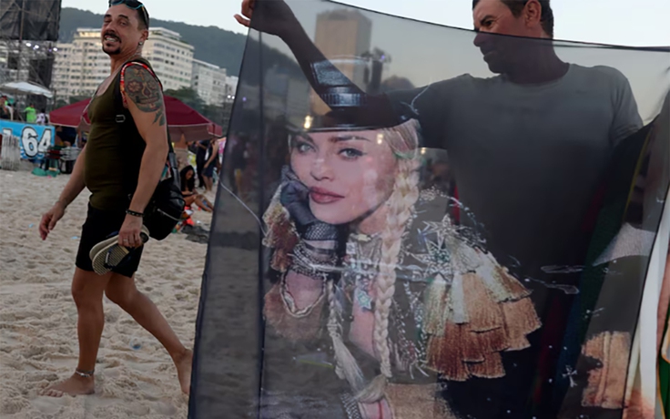 Hàng ngàn người hâm mộ Madonna tụ tập trên bãi biển Copacabana để xem hòa nhạc